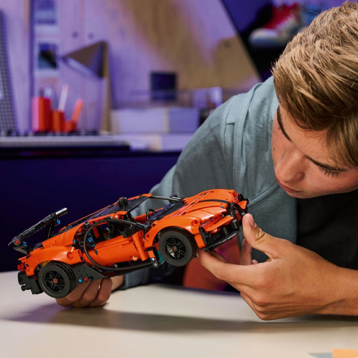 Lego Technic Hipermasina Bugatti Chiron Pur Sport 42222 cu 1 900 piese - IoArtify.ro [4]