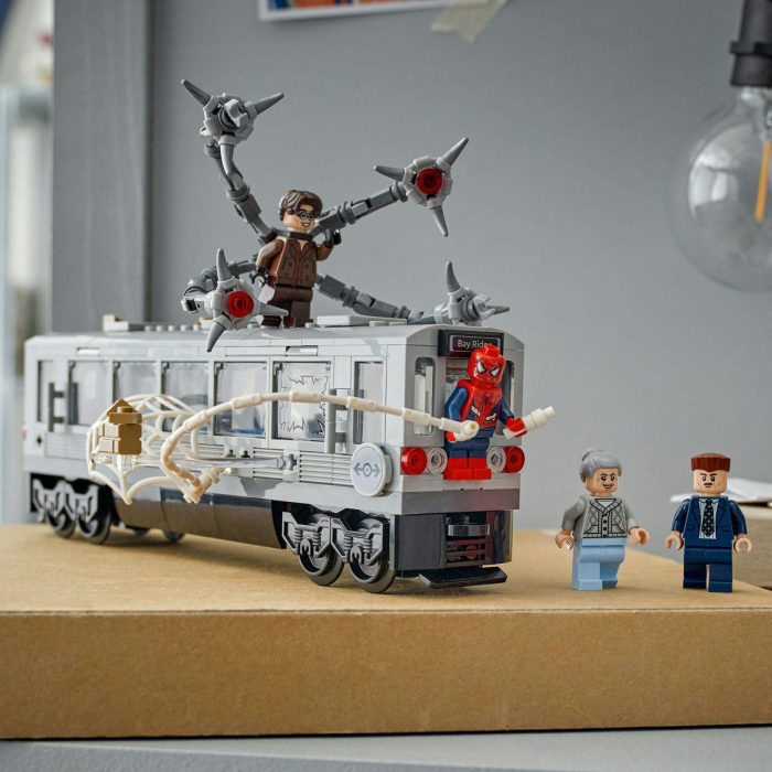 Lego Marvel Lupta pe Acoperisul Trenului Omul Paianjen si Doc Ock 76321 set 430 piese - IoArtify.ro [7]