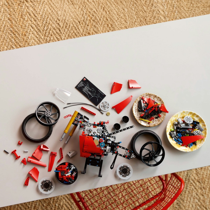 Lego Technic Motocicleta Ducati Panigale V4 S 42202 cu 646 piese - IoArtify.ro [5]