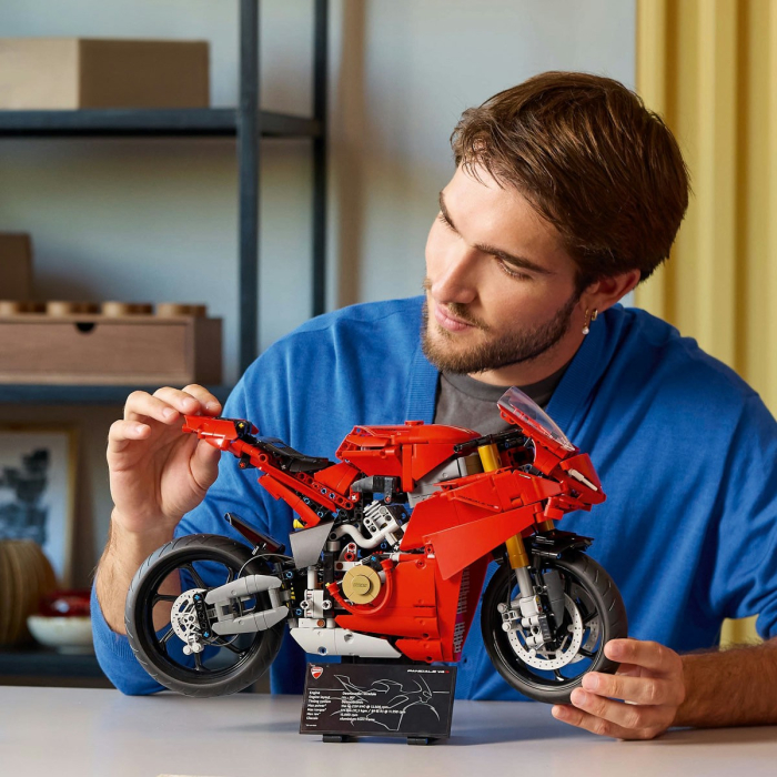 Lego Technic Motocicleta Ducati Panigale V4 S 42202 cu 646 piese - IoArtify.ro [3]