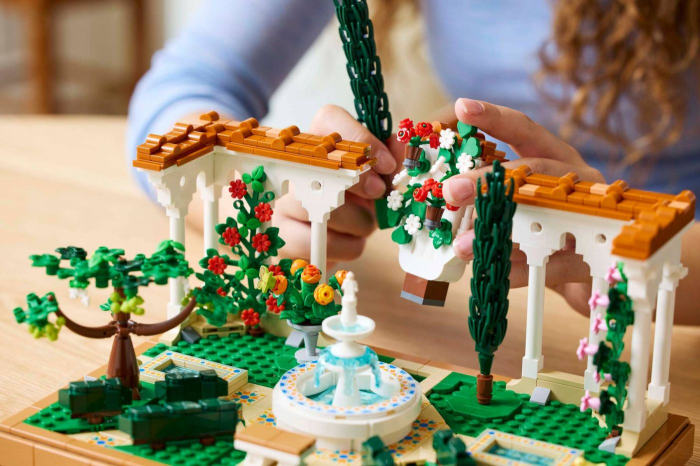 Lego Icons Gradina cu Fantana 10359 set constructie 2027 piese - IoArtify.ro [5]