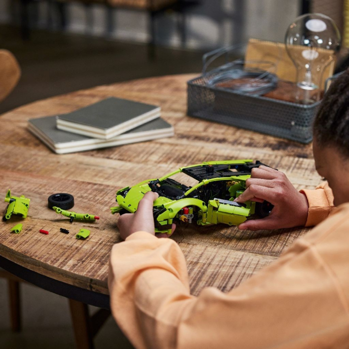 Lego Technic Lamborghini Huracan Tecnica 42161 model detaliat cu funcții mecanice - IoArtify.ro [4]