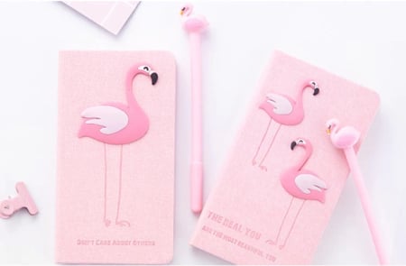 Papetărie - Set Cadou pentru Copii Caiet cu Flamingo finisat cu piele ecologica si Pix cu Flamingo cu cerneala albastra – IoArtify.ro