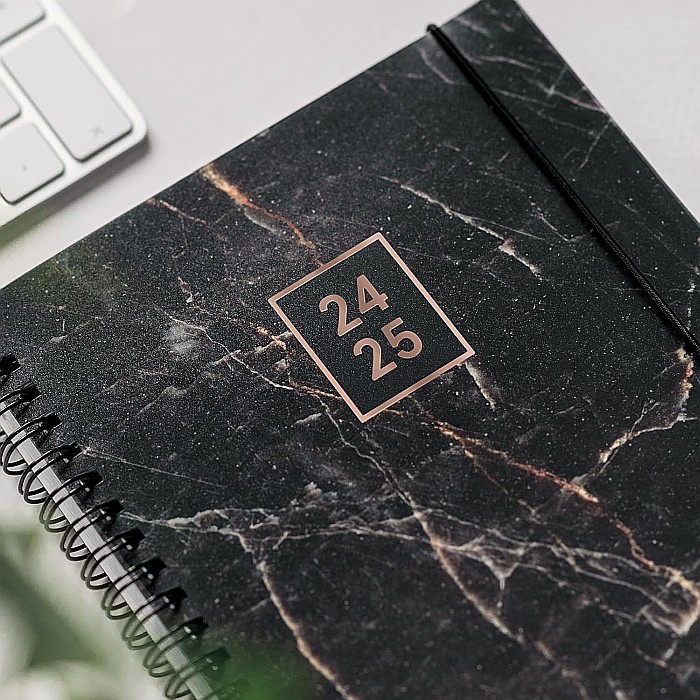 BR AGENDA SCOLARA SPIRA A6 PP DATATA ZILNIC 2024-2025 CU ELASTIC BLACK MARBLE 71755085/71855085 [2]