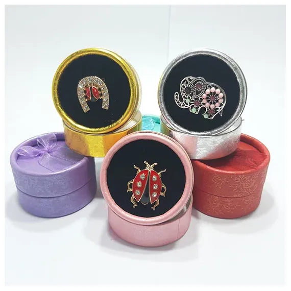 Martisor si 8 Martie - CUTIE ROTUNDA CU FUNDITA ORGANZA MULTICOLORA 5*3.5CM BJ186