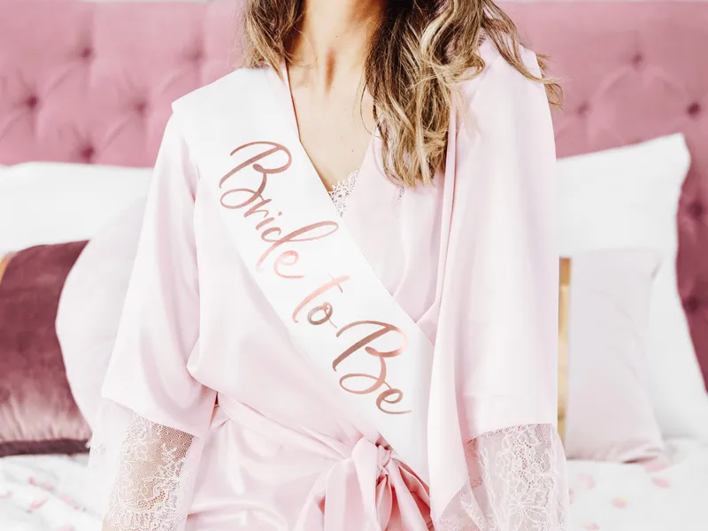 Articole Nunta, Bridal Party - Eșarfă Satinată Mireasă "Bride to be" Alb/Rose Gold 75cm