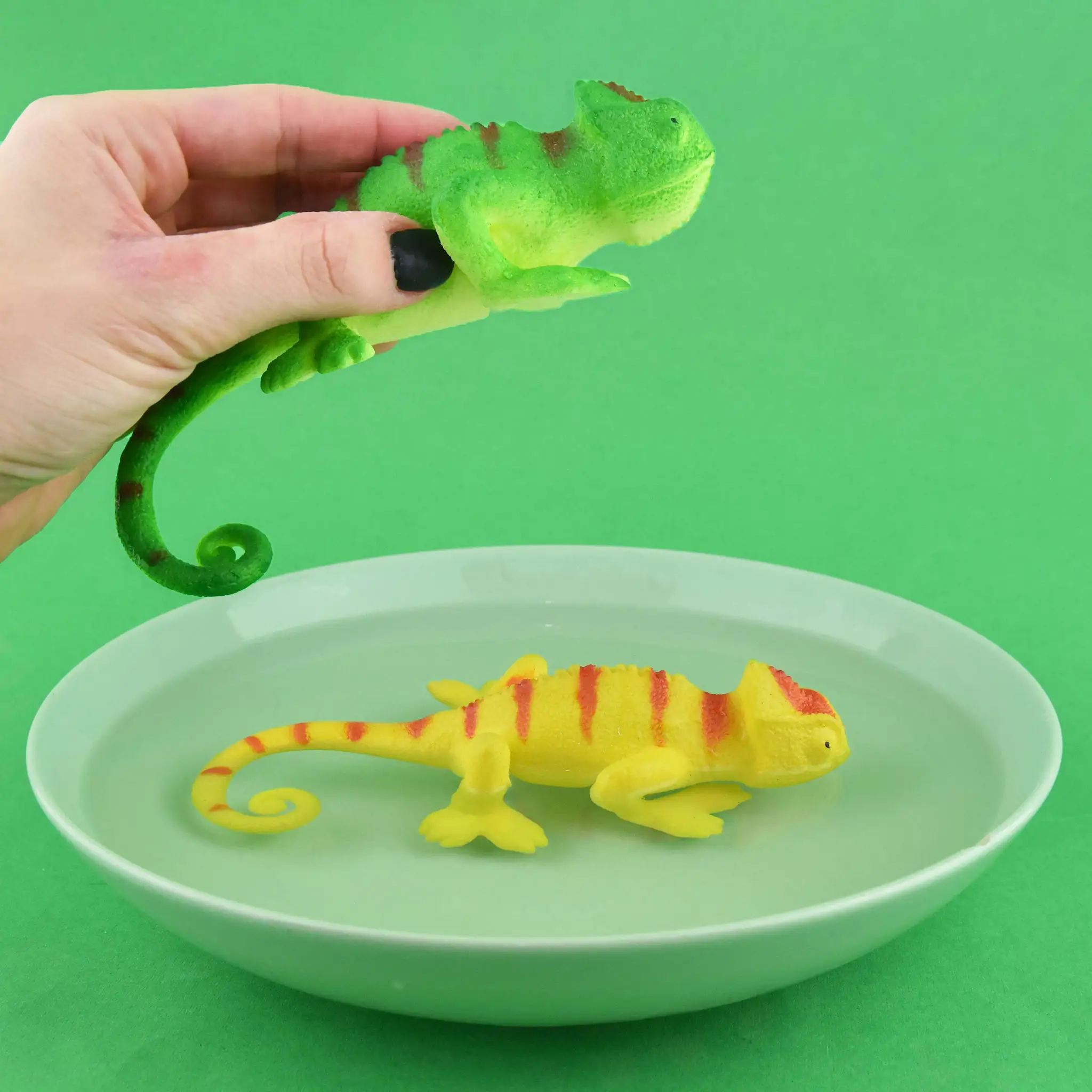 FIGURINA SQUISHY SOPARLA CARE ISI SCHIMBA CULOAREA IN APA 41117 [1]