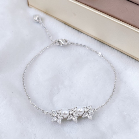 Bratari din argint - Brățară din argint 925 cu perle și zirconii – model delicat floral