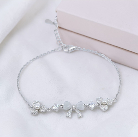 Bratari din argint - Brățară din argint 925 cu zirconii și sidef – model delicat cu fundiță