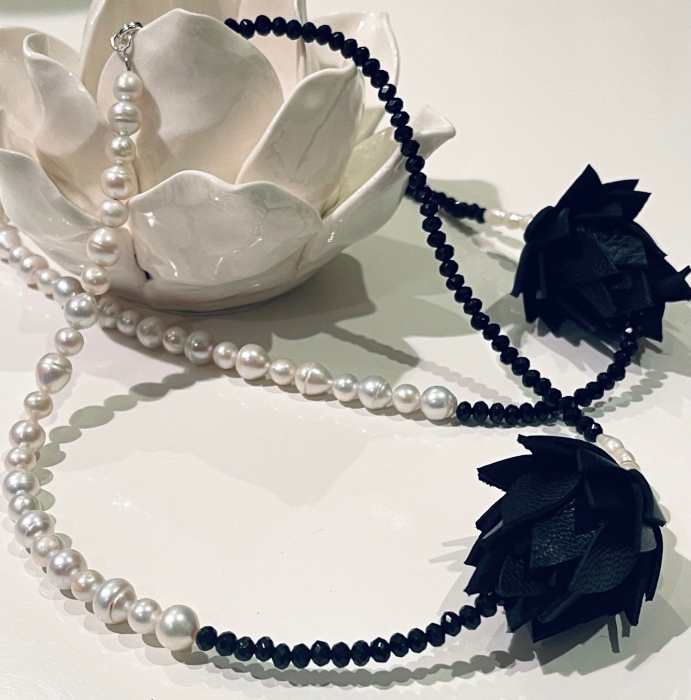 Colier piele si perle alb negru [4]