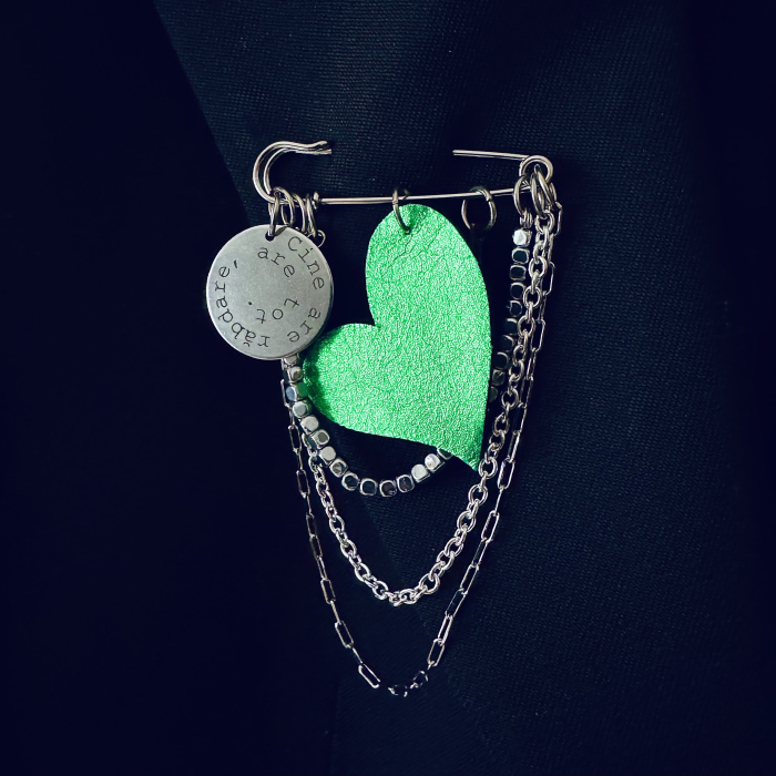 Brosa piele inima si banut gravat "Cine are rabdare.." [1]