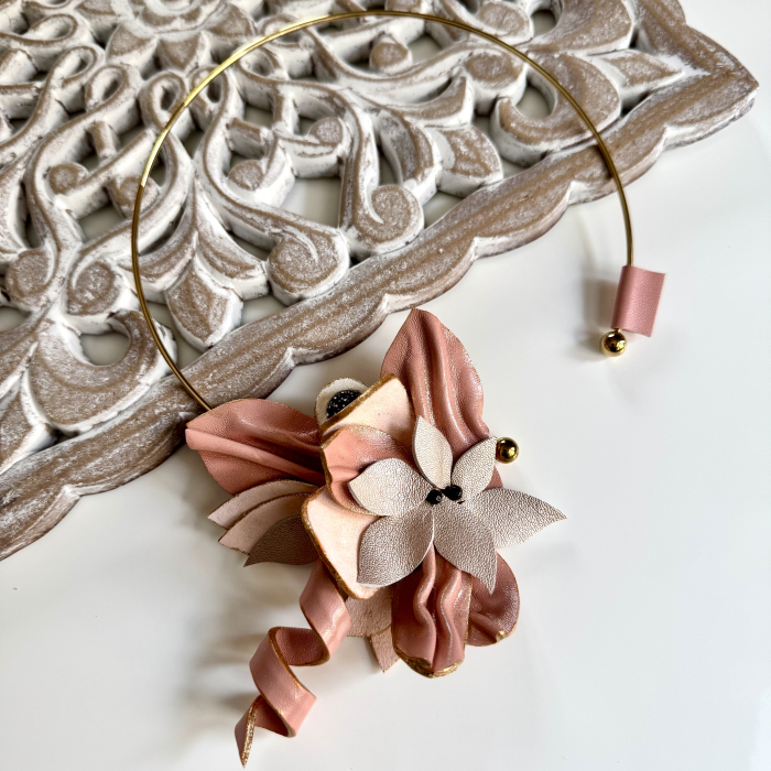 Colier piele naturala floare fantezie roz pal [2]