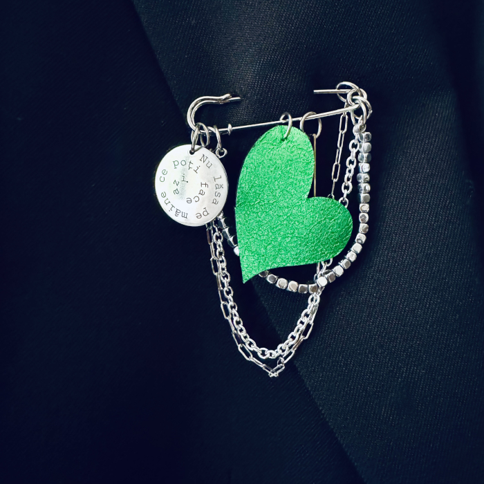 Brosa piele inima si banut gravat "Nu lasa pe maine.." [1]