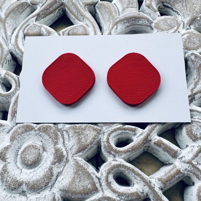 Cercei piele patrat rotunjit rosu [1]
