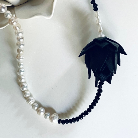 Colier piele si perle alb negru [2]