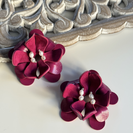 Cercei piele - Cercei piele floare mare anemona fucsia