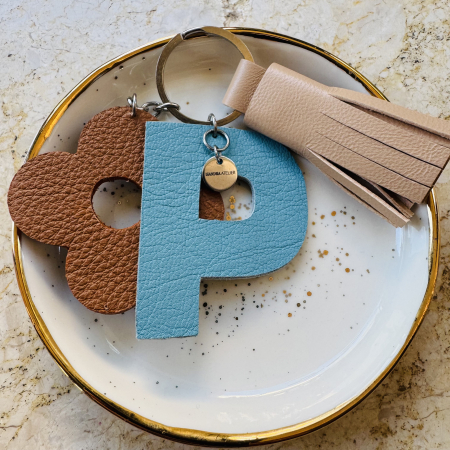 Brose si alte accesorii - Breloc piele naturala litera P