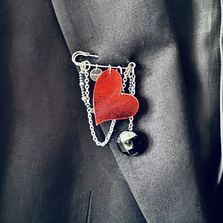 Brose si alte accesorii - Brosa piele inima rosie si piatra mare de onix