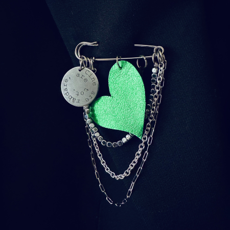 Brose si alte accesorii - Brosa piele inima si banut gravat "Cine are rabdare.."