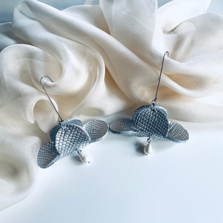 Cercei floare - Cercei piele Hortensie argintie si perla