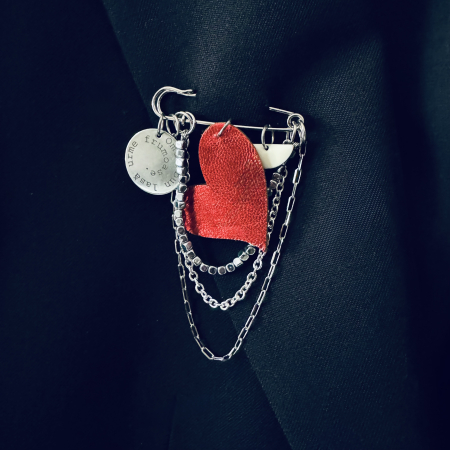 Brose si alte accesorii - Brosa piele inima si banut gravat "Omul bun..."