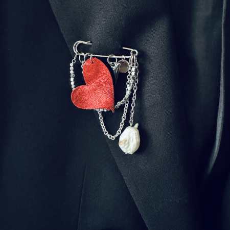 Brose si alte accesorii - Brosa piele inima rosie si perla baroca