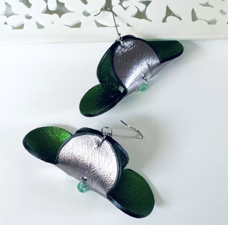 Cercei floare - Cercei piele Hortensie verde metalic, gri metalic si agate