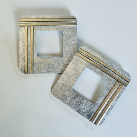 Cercei piele - Cercei geometrici piele patrat argintiu cu detalii aurii