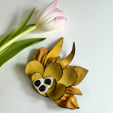 Martisoare piele - Brosa piele fantezie galbena