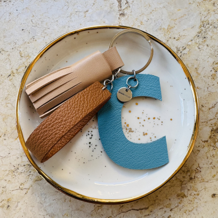 Brose si alte accesorii - Breloc piele naturala litera C