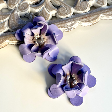 Cercei piele - Cercei piele floare mare anemona lila