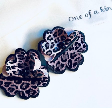 Cercei floare - Cercei piele floare animal print roz