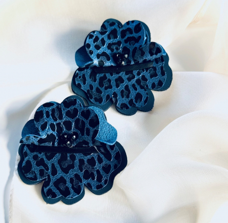 Cercei floare - Cercei piele floarea animal print albastru inchis