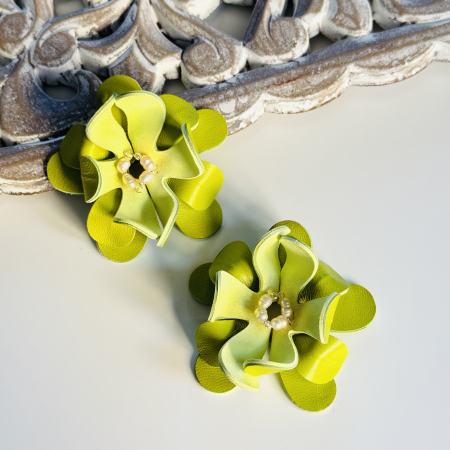 Cercei floare - Cercei piele floare mare anemona lime