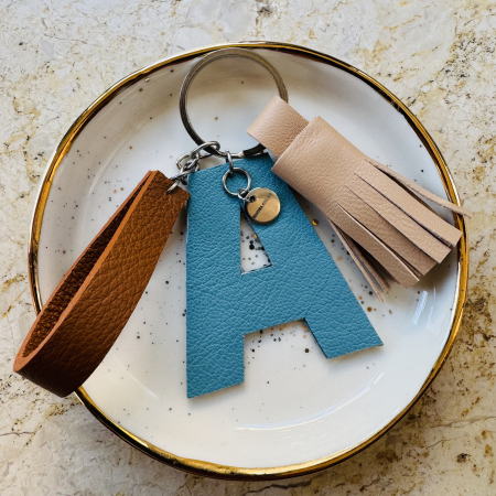 Brose si alte accesorii - Breloc piele naturala litera A