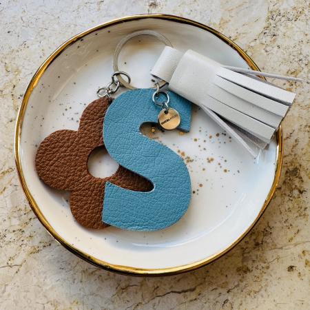 Brose si alte accesorii - Breloc piele naturala litera S