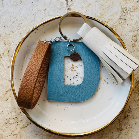 Brose si alte accesorii - Breloc piele naturala litera D