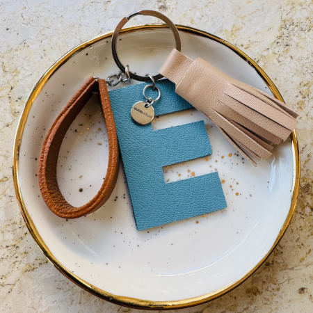 Brose si alte accesorii - Breloc piele naturala litera E