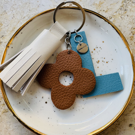 Brose si alte accesorii - Breloc piele naturala litera L