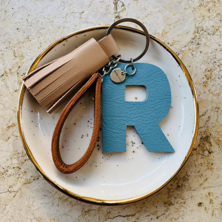 Brose si alte accesorii - Breloc piele naturala litera R