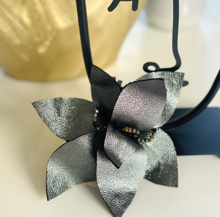 Brose si alte accesorii - Brosa handmade din piele naturala si pietre semipretioase