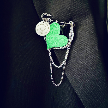 Brose si alte accesorii - Brosa piele inima si banut gravat "Cine se teme"