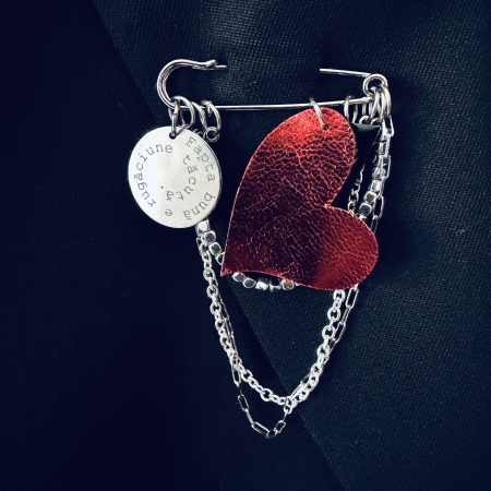 Brose si alte accesorii - Brosa piele inima si banut gravat "Fapta buna ....."