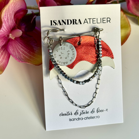 Brose si alte accesorii - Brosa piele umbreluta si banut gravat "Nu lasa pe maine.."