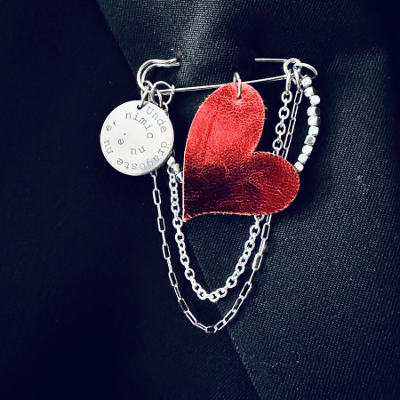 Brose si alte accesorii - Brosa piele inima si banut gravat "Unde dragoste nu e.."