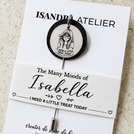 Brose si alte accesorii - Brosa piele si inox gravat "I need a little treat today"
