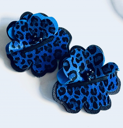 Cercei floare - Cercei piele floare animal print albastru royal