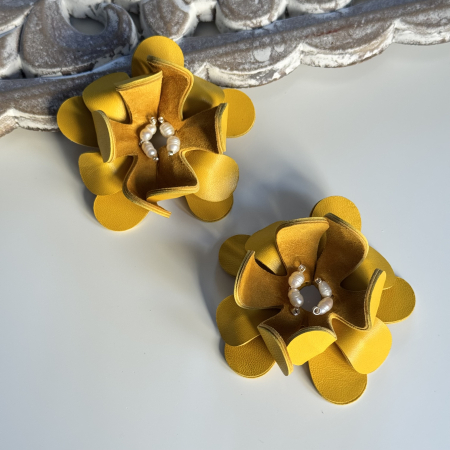 Cercei floare - Cercei piele floare mare anemona galbena