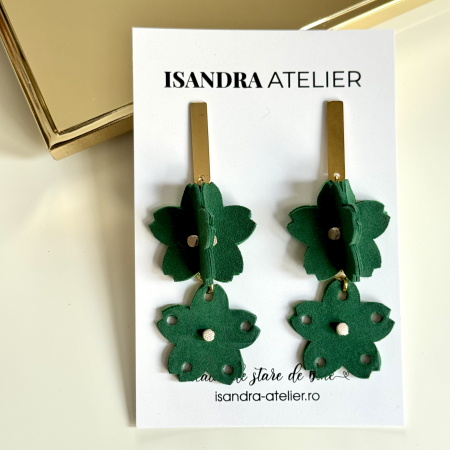 Cercei piele - Cercei piele flori mici verde inchis