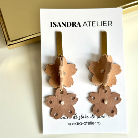 Cercei piele - Cercei piele flori mici bej